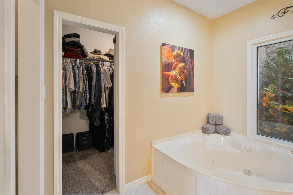 258 Lakeview Drive, Trinidad, TX 75163 Primary en-suite bath