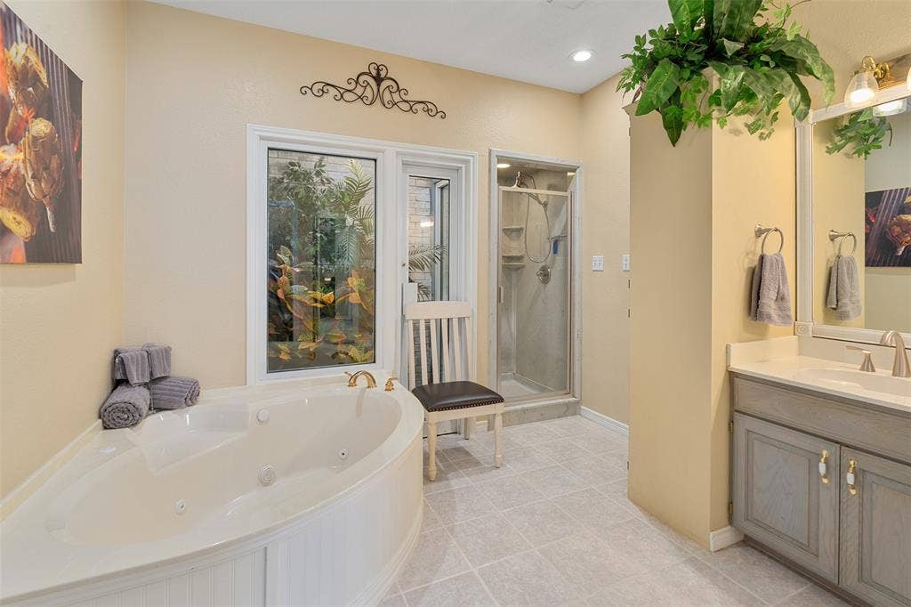 258 Lakeview Drive, Trinidad, TX 75163 Primary en-suite bath
