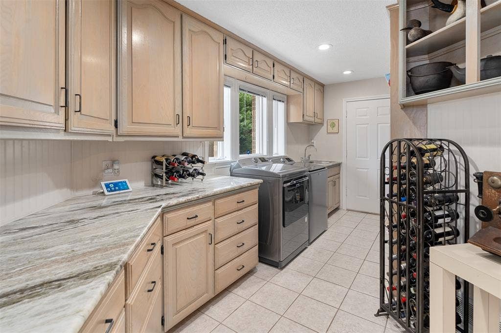 258 Lakeview Drive, Trinidad, TX 75163 Laundry, pantry & butler's pantry, back door leading to oversized 3 car/RV garage