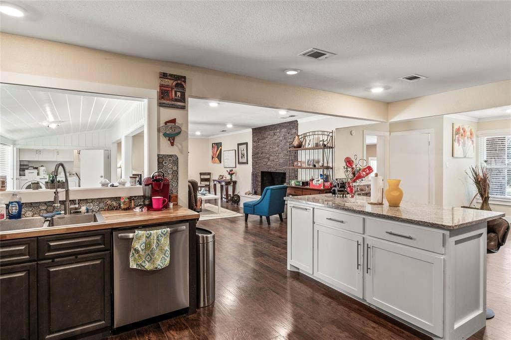 400 W Cayuga Drive, Athens, TX 75751 400 W Cayuga Drive, Athens, TX 75751