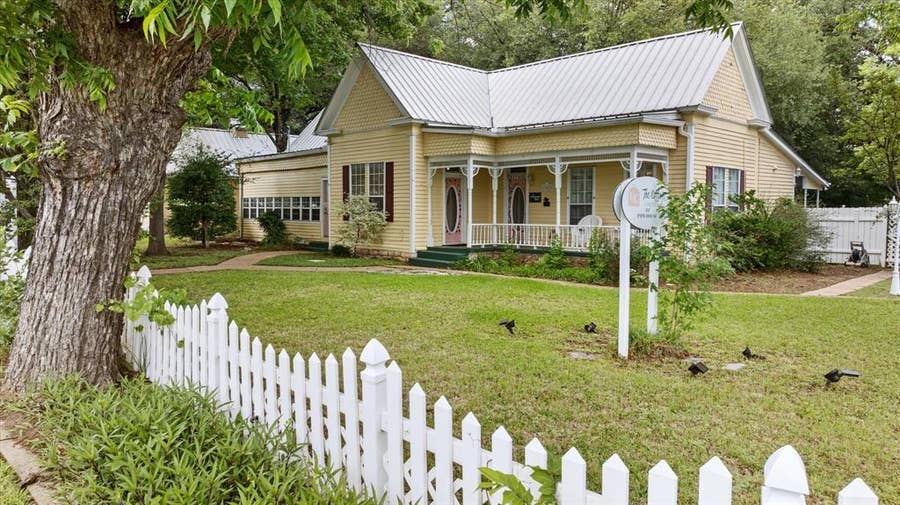 Property photo for 1002 W Pearl Street, Granbury, TX