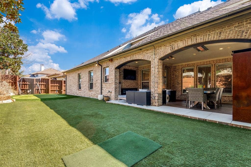 647 Fountainview Drive, Irving, TX 75039 647 Fountainview Drive, Irving, TX 75039