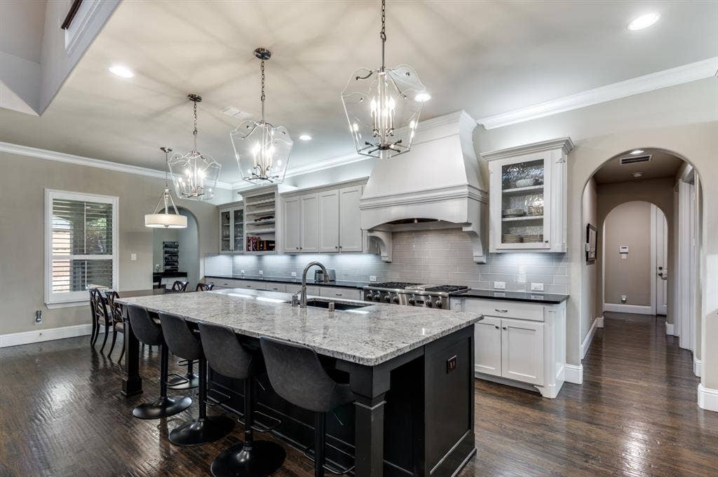 647 Fountainview Drive, Irving, TX 75039 647 Fountainview Drive, Irving, TX 75039