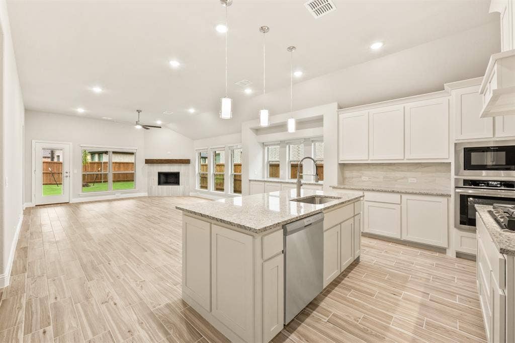 2203 Redding Drive, Mansfield, TX 76084 2203 Redding Drive, Mansfield, TX 76084