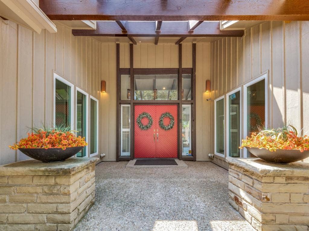 108 Wellesley Drive, Irving, TX 75062 This is a welcoming and inviting entryway, showcasing the charm and elegance of a beautifully designed home. The space is well-lit and thoughtfully arranged, creating a warm and inviting atmosphere for all who enter.