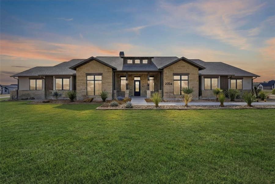 Property photo for 2004 Denali Pass, Aledo, TX