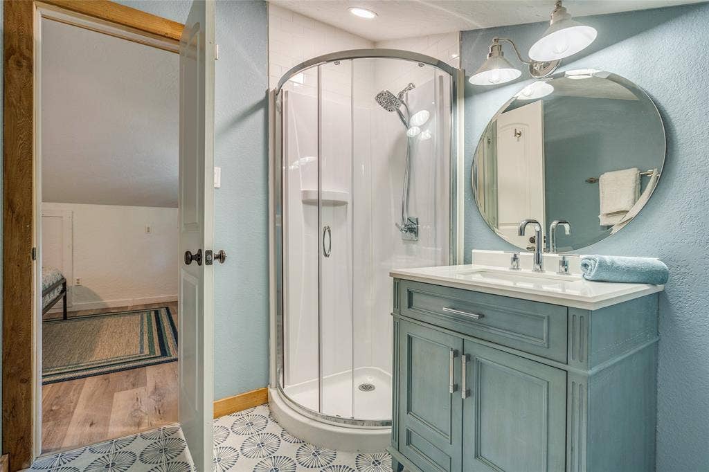 7431 County Road 964, Nevada, TX 75173 Upstairs Loft Full Bath