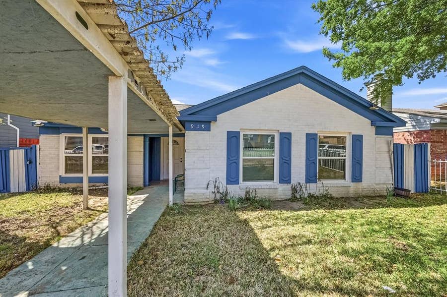Property photo for 919 Brae Loch Drive, Dallas, TX