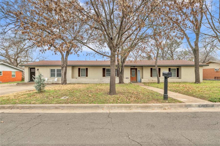 Property photo for 801 Arliss Drive, Woodway, TX