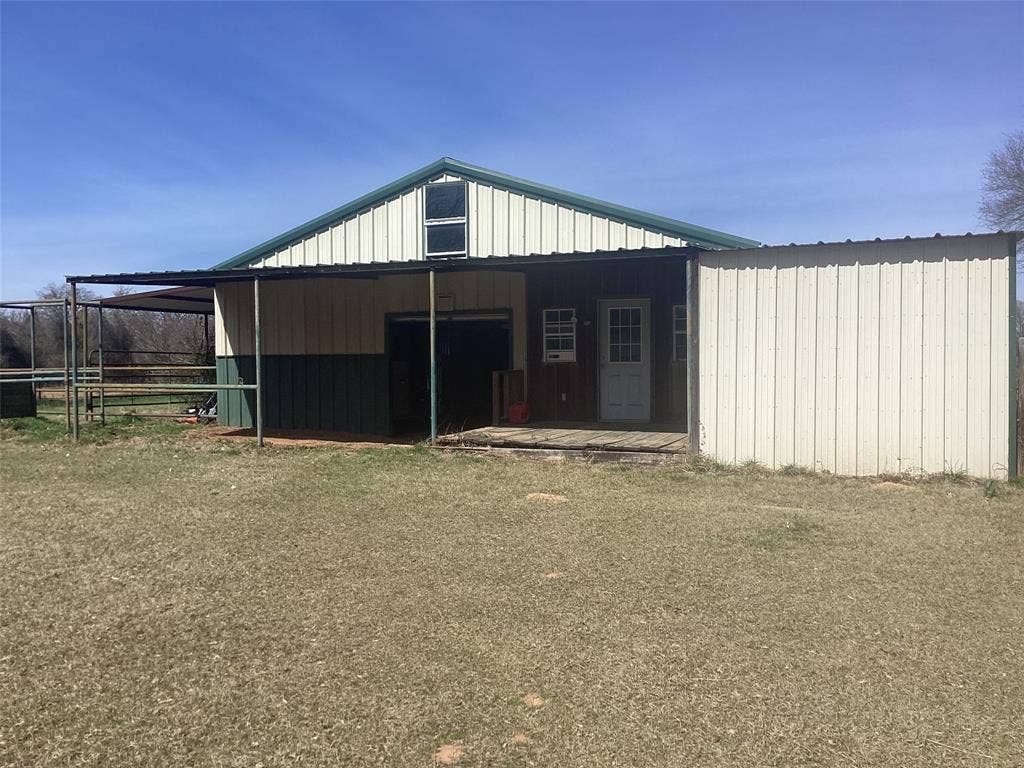 15314 Fm 3062, Malakoff, TX 75148 Horse stable barn with storage, tack , and animal grooming rooms. Plumbed with hot and cold water.
