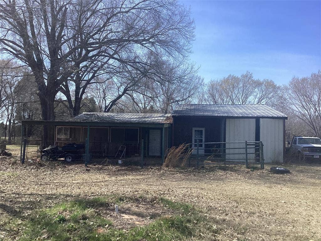 15314 Fm 3062, Malakoff, TX 75148 Lower roof line is the auxiliary living quarters, approx 500 feet of heat and air condisioned space with full bath. Higher roof is a large attached storage building.