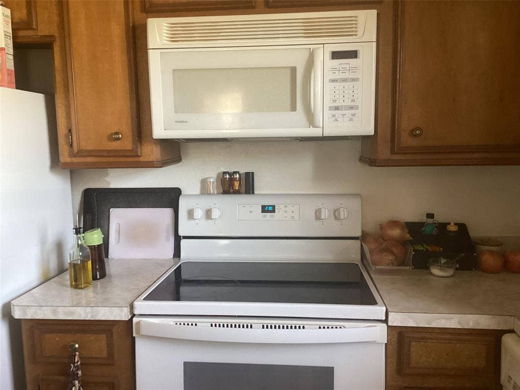 15314 Fm 3062, Malakoff, TX 75148 Smooth top range with over head microwave