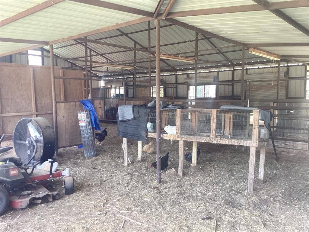 15314 Fm 3062, Malakoff, TX 75148 4 stalls and room for feed storage