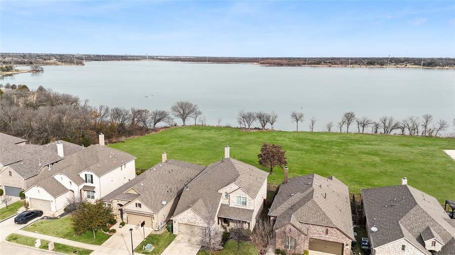 Property photo for 1921 Lake Front Trail, Garland, TX