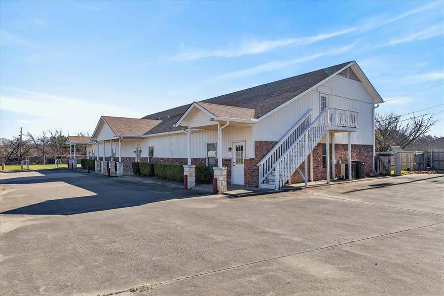 Property photo for 611 W Spring Valley Road, Hewitt, TX