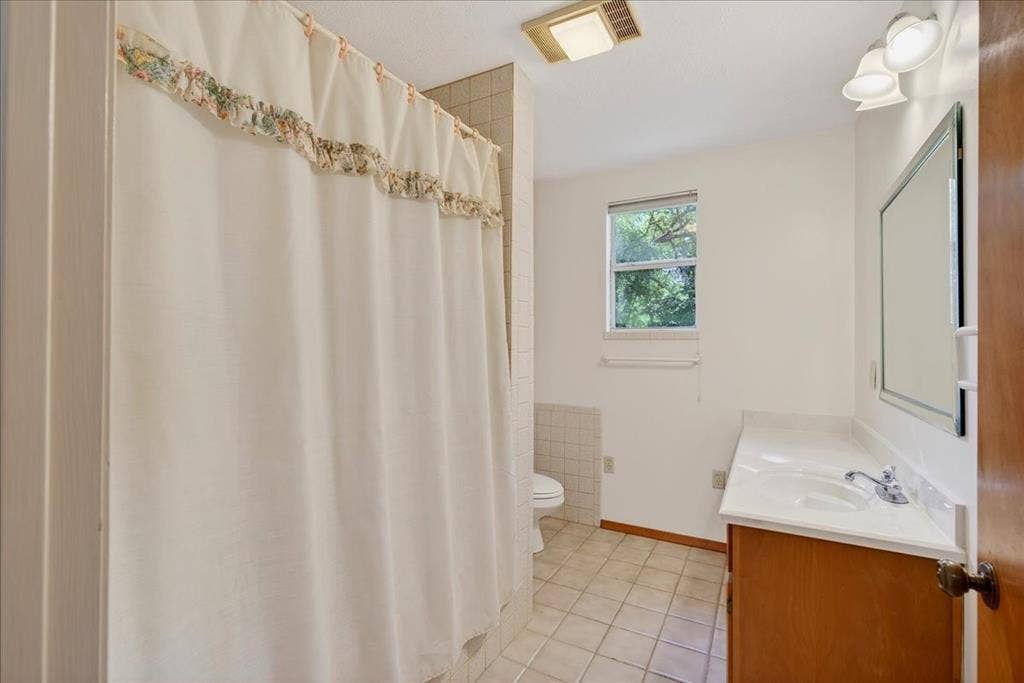 102 Summerall Drive, Mabank, TX 75156 Hall bathroom