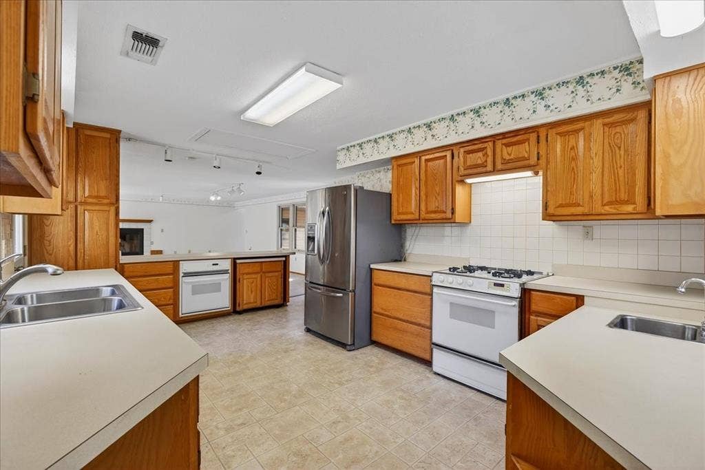 102 Summerall Drive, Mabank, TX 75156 102 Summerall Drive, Mabank, TX 75156
