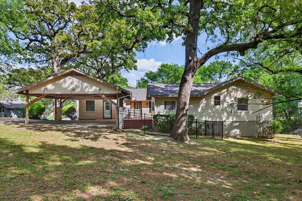 102 Summerall Drive, Mabank, TX 75156 Home facing the road