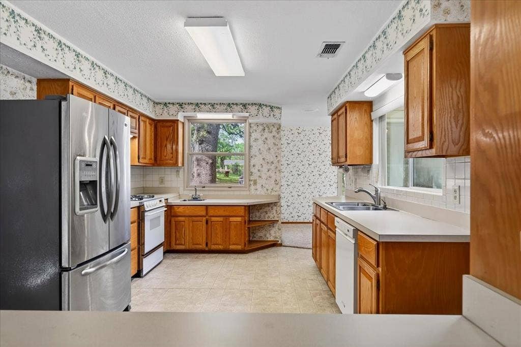 102 Summerall Drive, Mabank, TX 75156 102 Summerall Drive, Mabank, TX 75156
