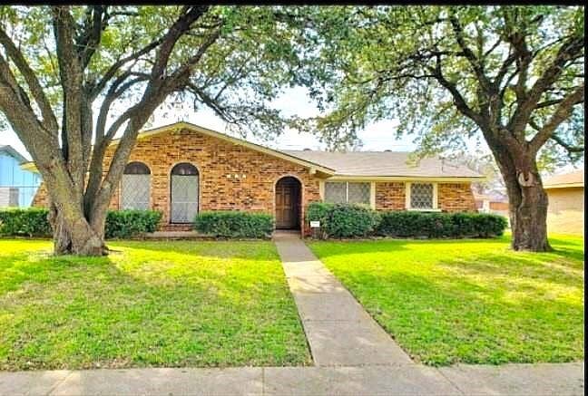 Property photo for 2752 Meadow Isle Lane, Dallas, TX