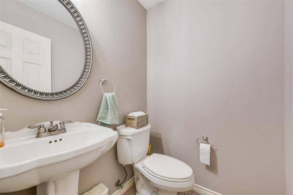 13550 County Road 2919, Eustace, TX 75124 Half Bath