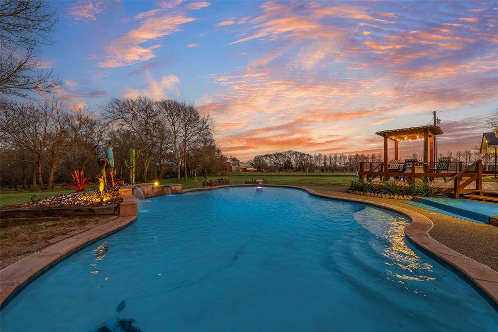 13550 County Road 2919, Eustace, TX 75124 Incredible pool for entertaining