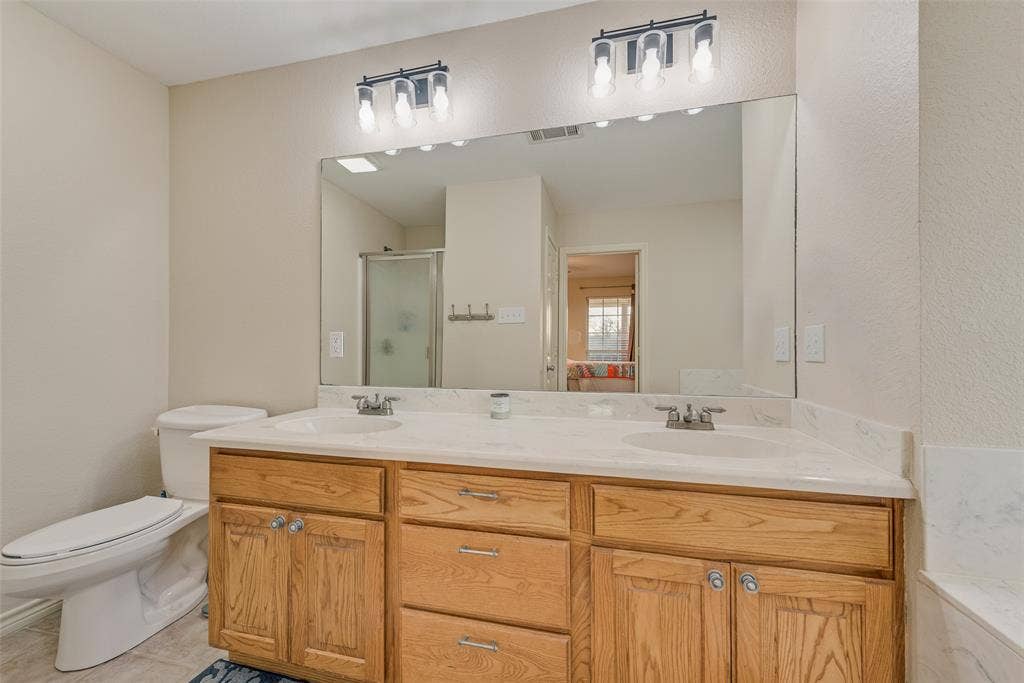 13550 County Road 2919, Eustace, TX 75124 Master bathroom