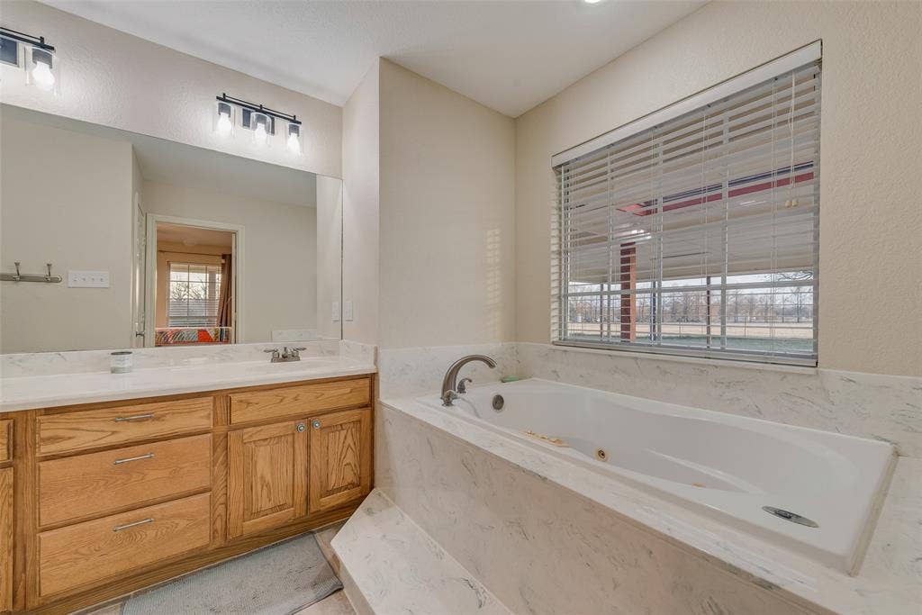 13550 County Road 2919, Eustace, TX 75124 Master bathroom