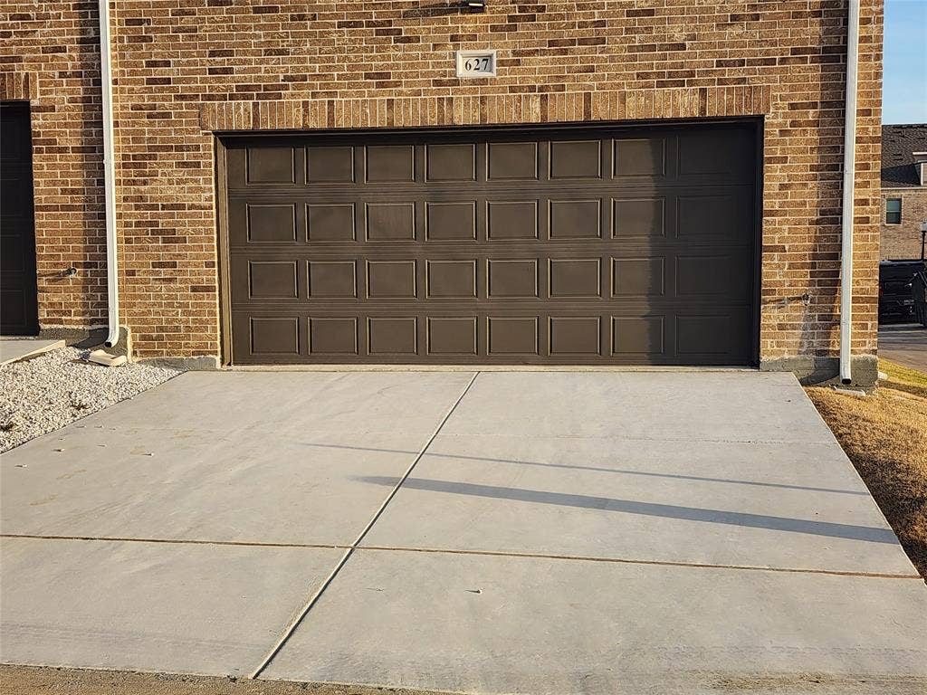 627 Redwood Way, Mansfield, TX 76063 Garage with driveway
