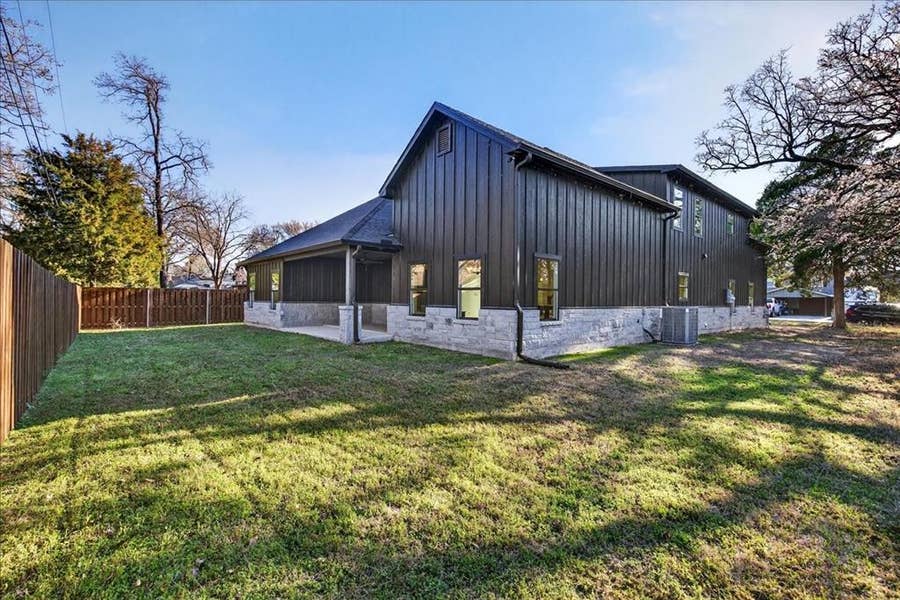Property photo for 114 Castlewood Road, Enchanted Oaks, TX