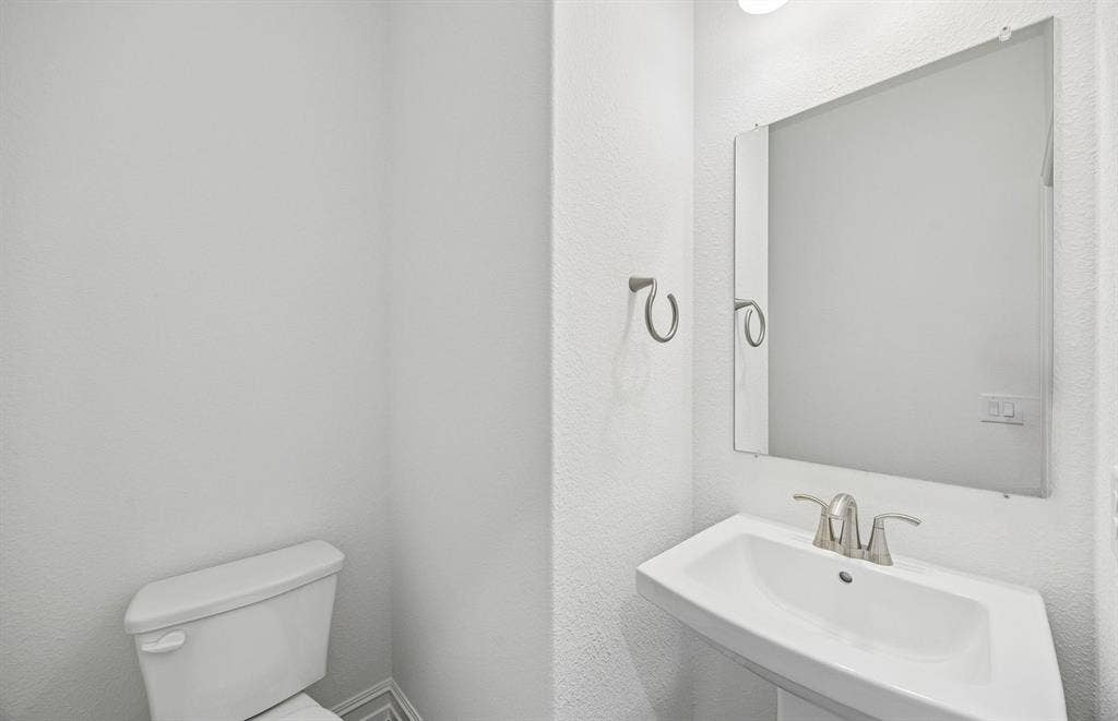 4725 Ripley Court, Celina, TX 75009 Powder bath on first level