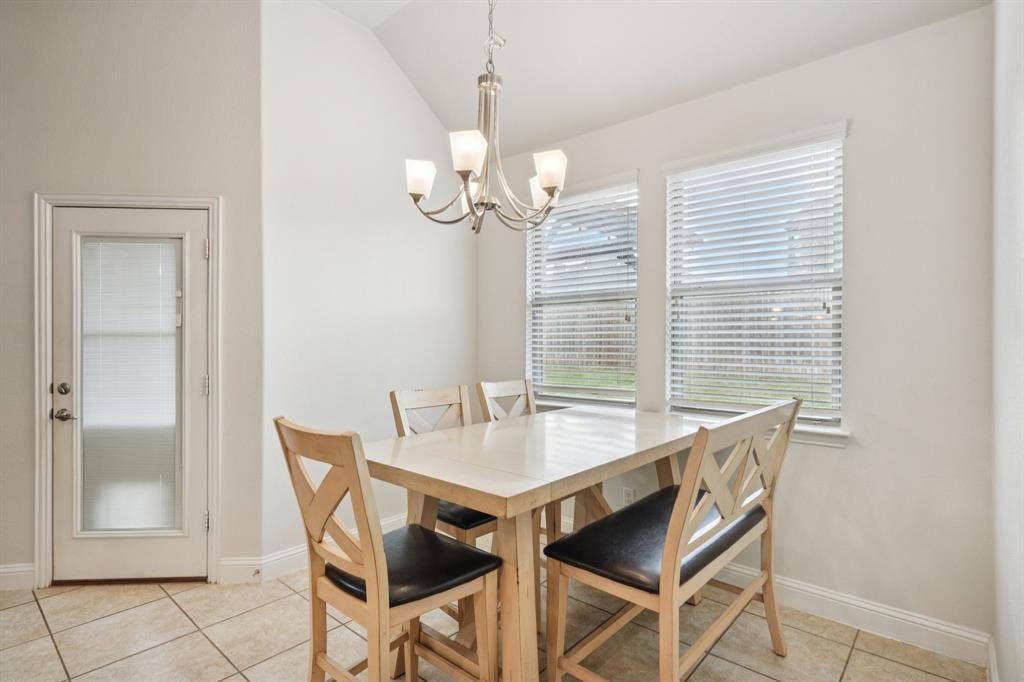 Dining area located near the kitchen, ideal for everyday meals and entertaining.