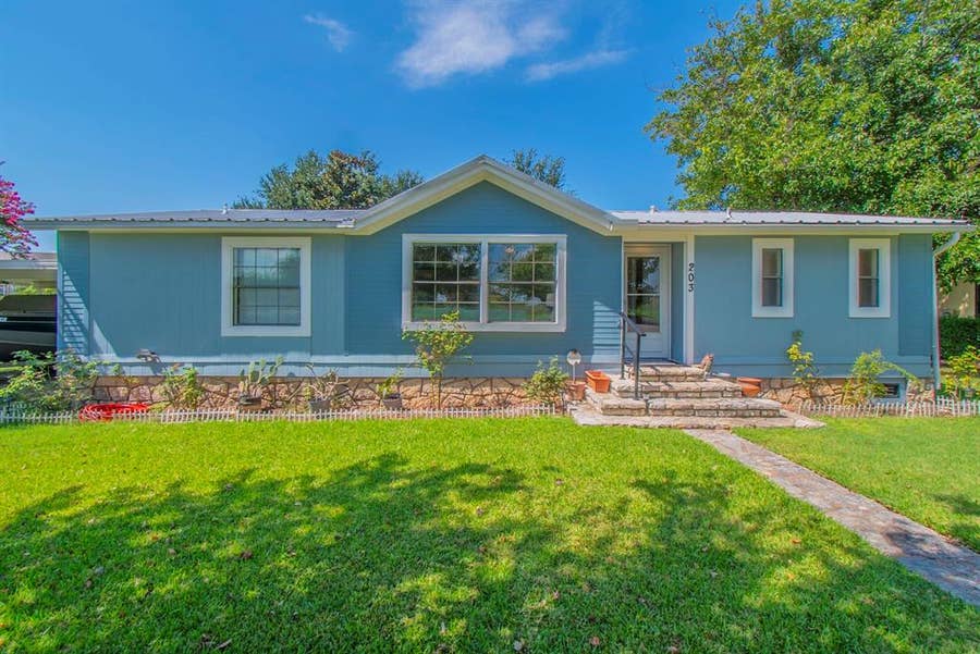 Property photo for 203 Harbor View Court, Granbury, TX