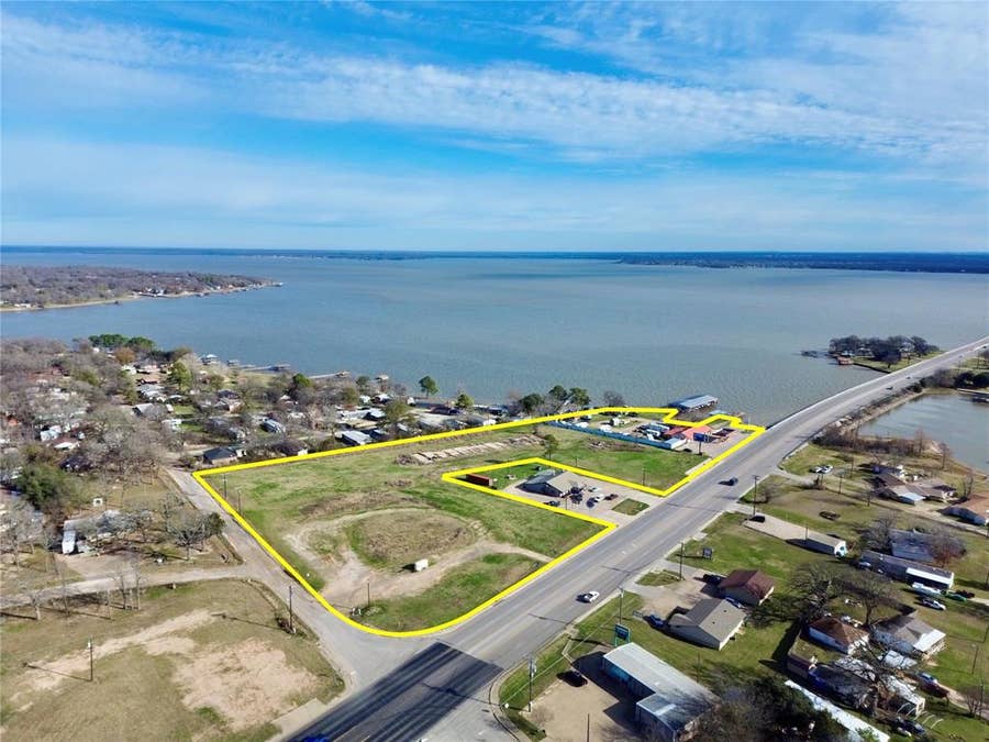 Property photo for 1106 E Cedar Creek Parkway, Seven Points, TX