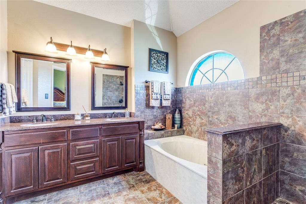 6841 Douglas Creek, Plano, TX 75023 Primary ensuite.