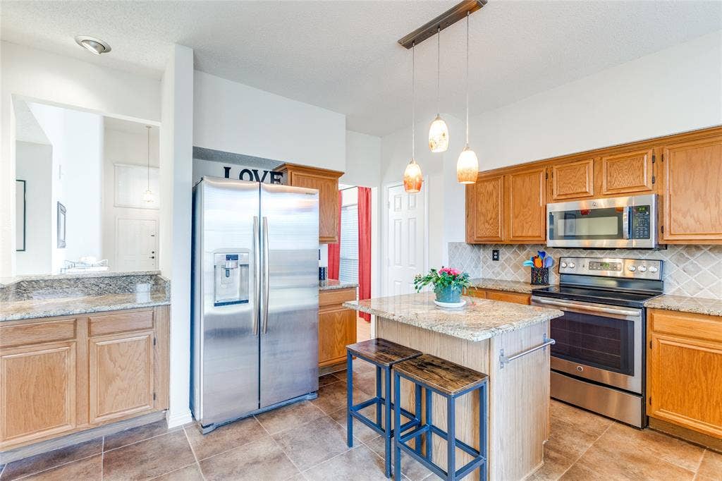 6841 Douglas Creek, Plano, TX 75023 Fridge included!