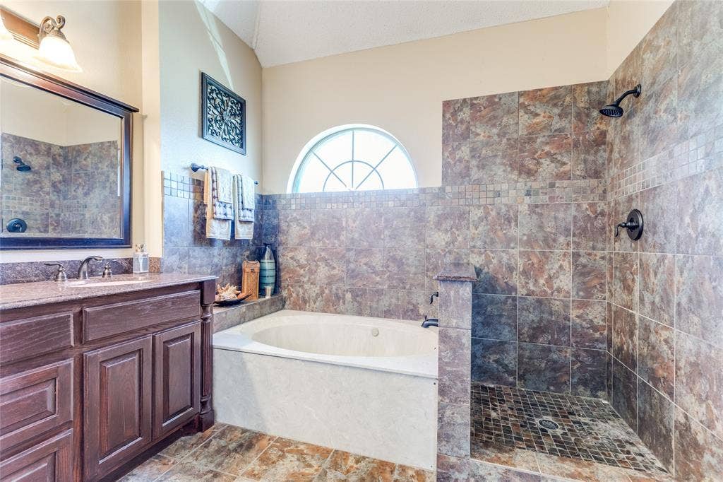 6841 Douglas Creek, Plano, TX 75023 Primary ensuite.