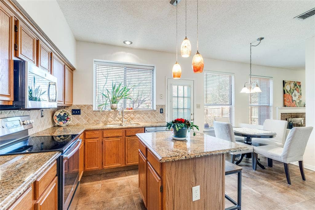 6841 Douglas Creek, Plano, TX 75023 6841 Douglas Creek, Plano, TX 75023