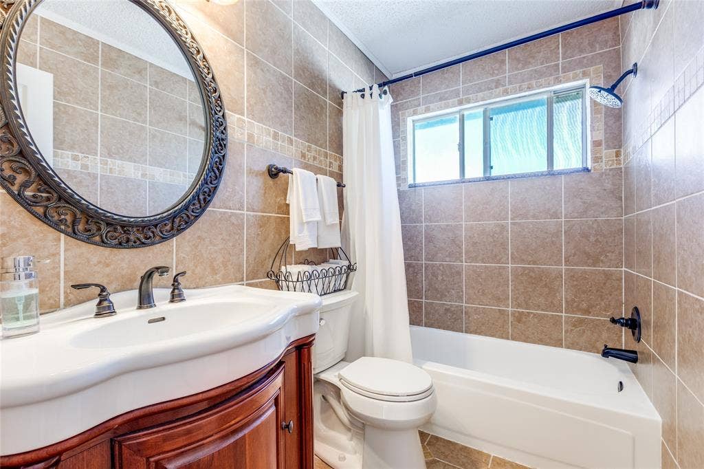6841 Douglas Creek, Plano, TX 75023 Secondary bathroom.