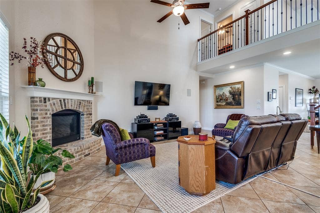 Open balcony to the upstairs and what a lofty ceiling.The surround sound flows through the house.