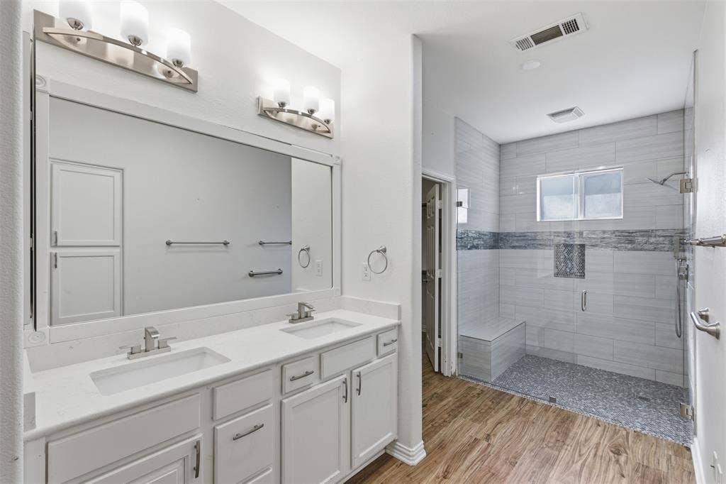 Double vanity in the primary bathroom