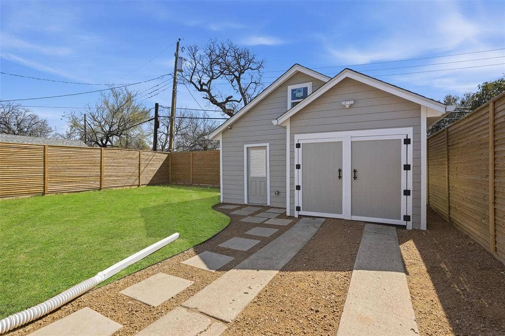 2518 W Amherst Avenue, Dallas, TX 75235 2518 W Amherst Avenue, Dallas, TX 75235