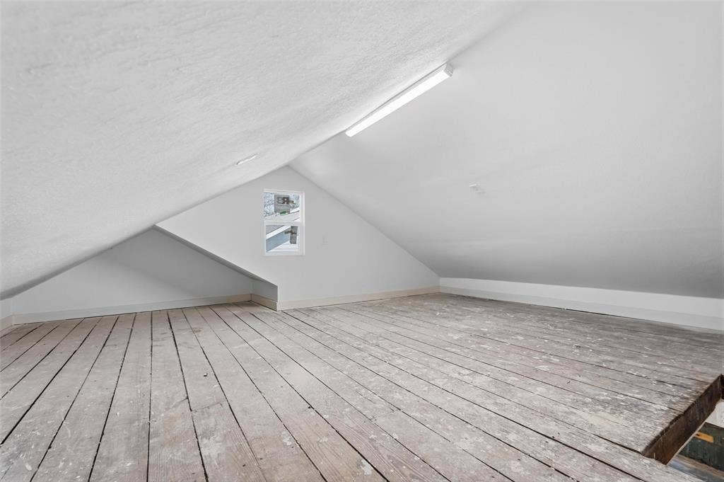 2518 W Amherst Avenue, Dallas, TX 75235 Huge storage or gaming/bonus room above the garage