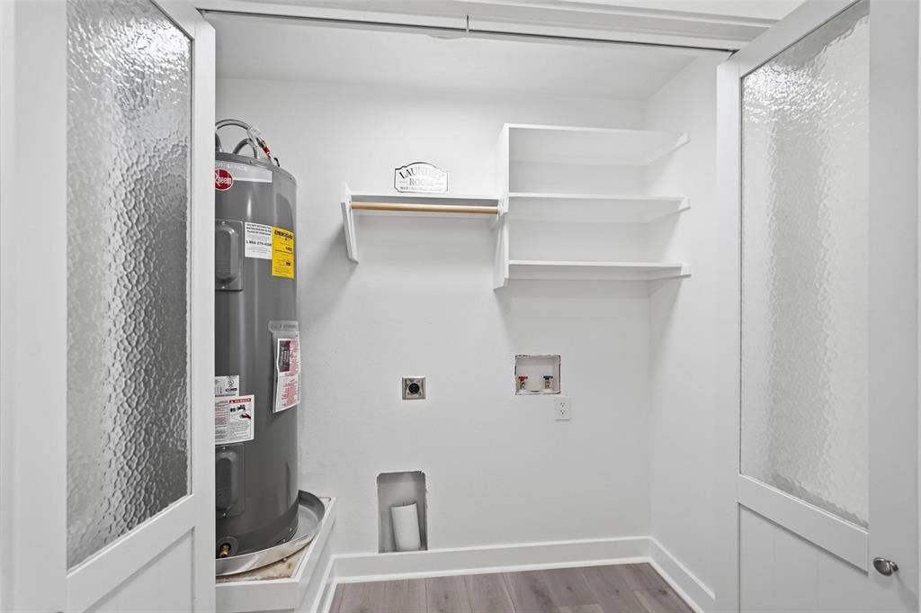 2518 W Amherst Avenue, Dallas, TX 75235 Large laundry room designed for convenience and everyday functionality.