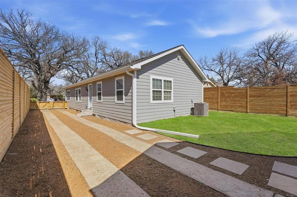 2518 W Amherst Avenue, Dallas, TX 75235 2518 W Amherst Avenue, Dallas, TX 75235