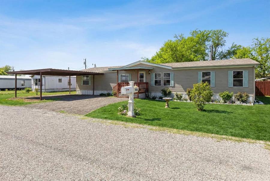 Property photo for 900 Flamingo Road, Granbury, TX