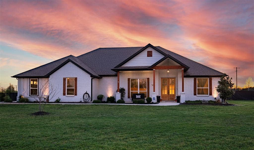 111 Bluegrass Trail, Springtown, TX 76082 Beautiful single-story, 2021 home located in Bluegrass Estates of Springtown.