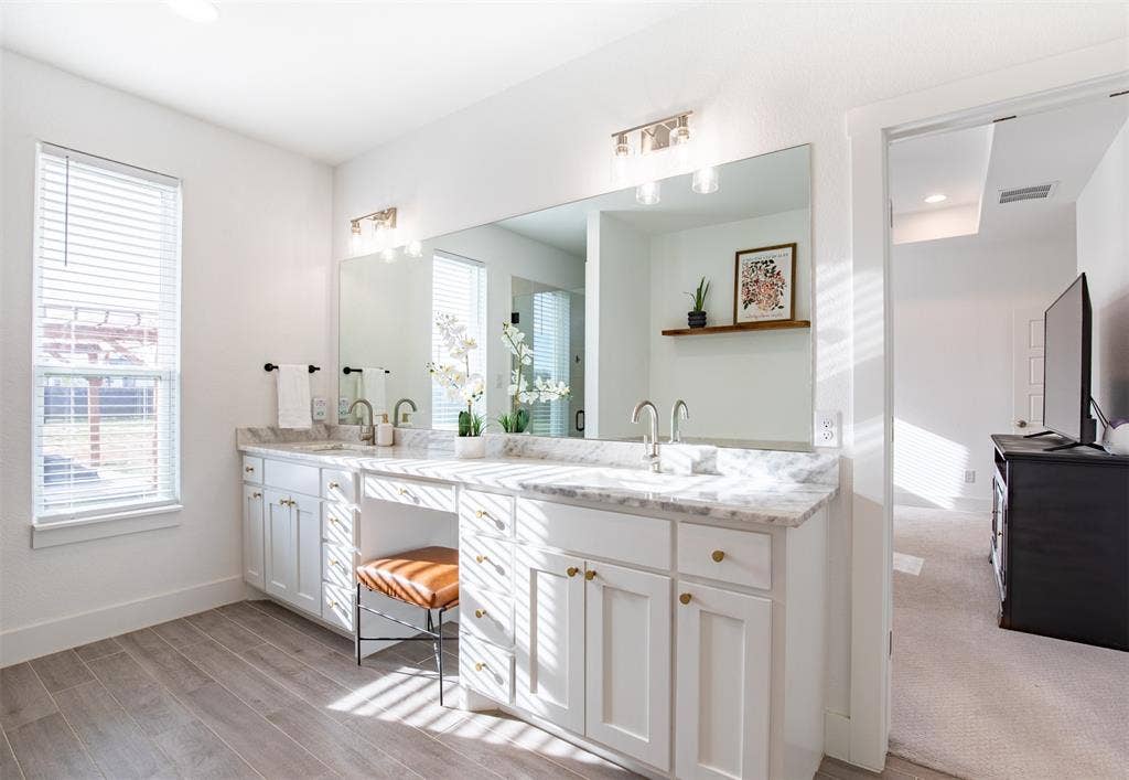 111 Bluegrass Trail, Springtown, TX 76082 En-suite bath with dual sinks and vanity sitting area.