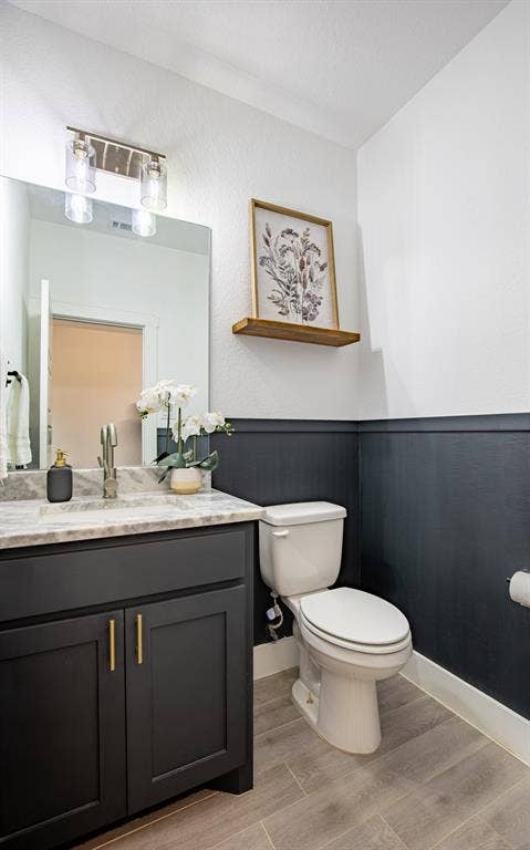 111 Bluegrass Trail, Springtown, TX 76082 Half bath off garage entry.