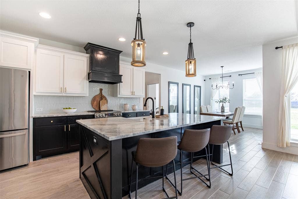 111 Bluegrass Trail, Springtown, TX 76082 Gourmet kitchen ideal for hosting and entertaining.